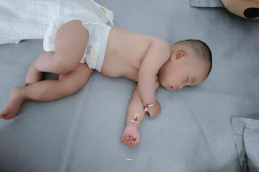 漳州宝宝胳膊上起红疙瘩